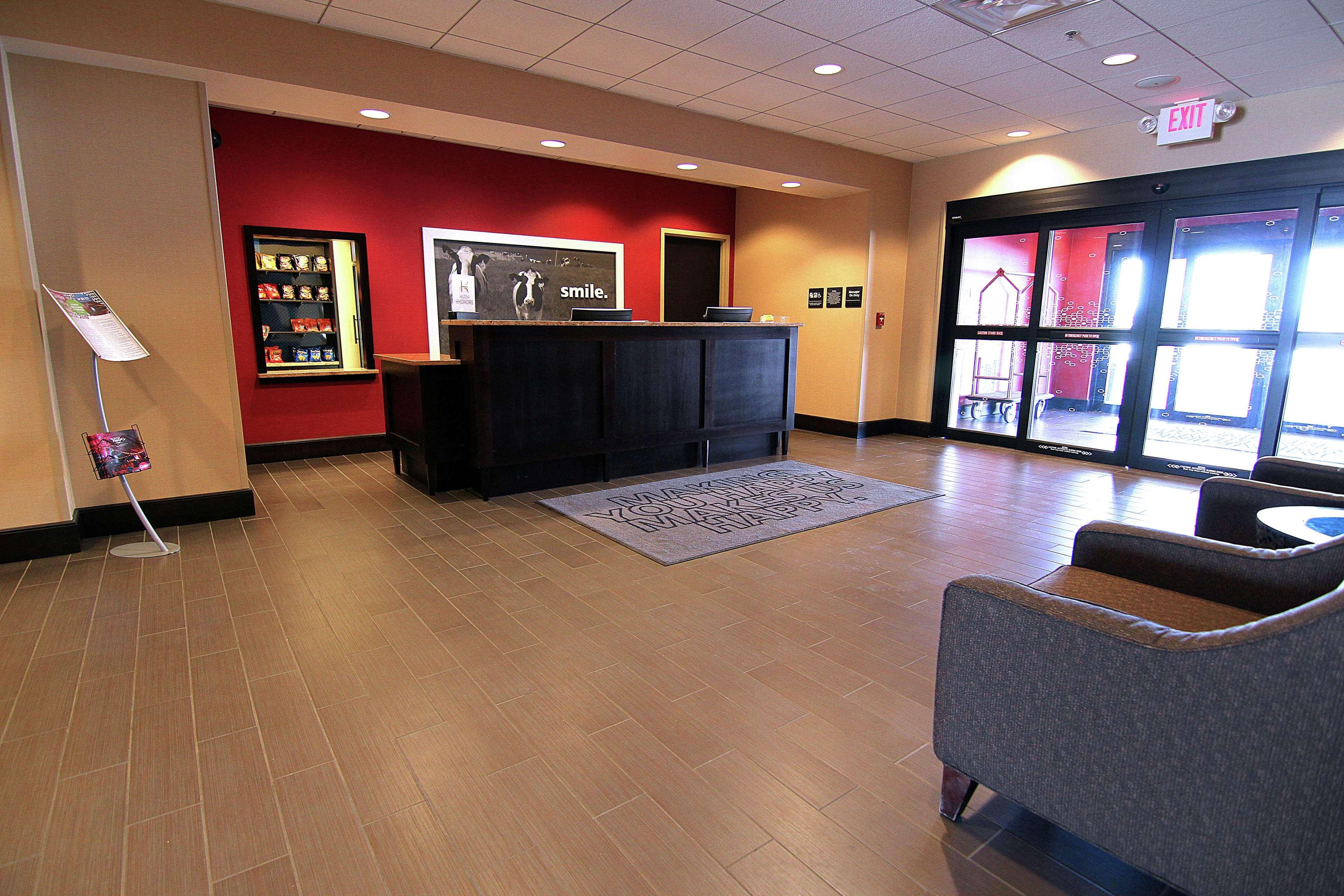 Hampton Inn & Suites Grand Forks Esterno foto